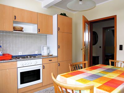 Die Küche der FeWo muss groß und komplett ausgestattet sein, denn sie muss Selbstversorgern im Monteurzimmer über längere Zeit ihren Dienst erweisen.