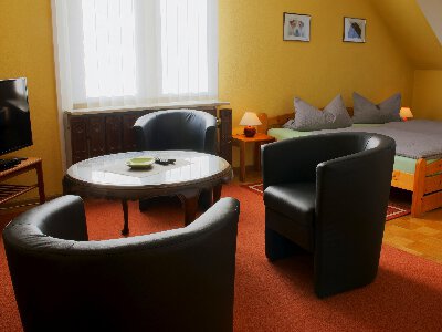Geräumige FeWo in Remscheid bietet als Monteurzimmer in Remscheid sehr viel Platz für Monteure, Handwerker oder Bauarbeiter in kleinen Gruppen, Trupps oder Kolonnen. Hier der Schlafbereich des Hauptzimmers.